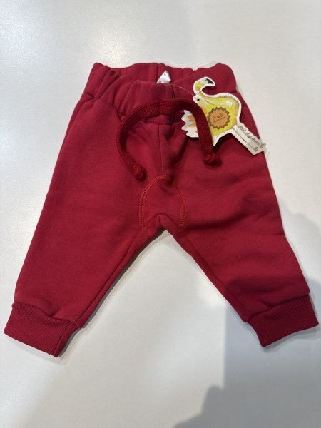 BABUCHA DE FRISA CON BOLSILLOS TRASEROS CON REMACHE ROJO T.06M