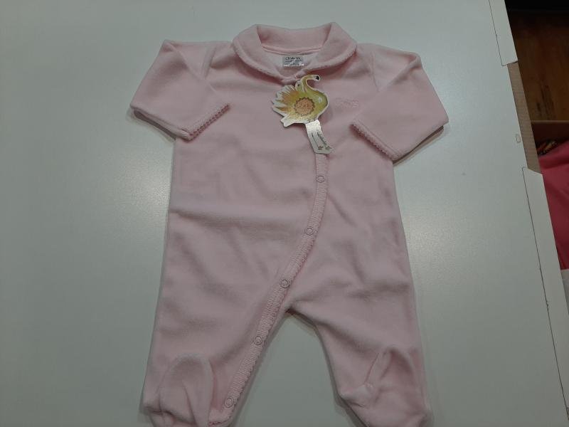 ENTERITO PLUSH LISO CON CUELLO BABY ABERTURA FRONTAL C/ LOGO Y PICOT ROSA T.6.M