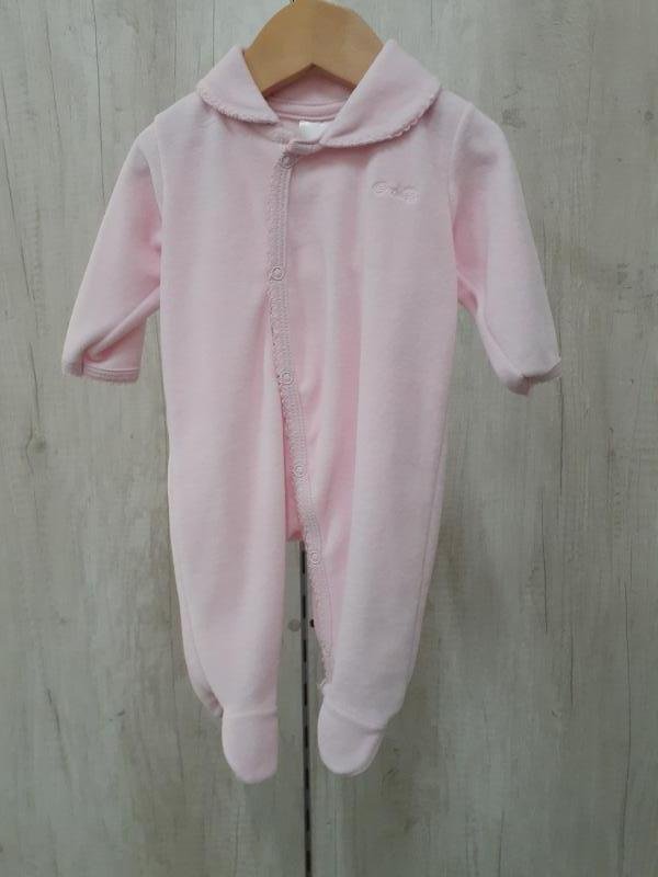 ENTERITO PLUSH LISO CON CUELLO BABY ABERTURA FRONTAL C/ LOGO Y PICOT ROSA T. 3.M