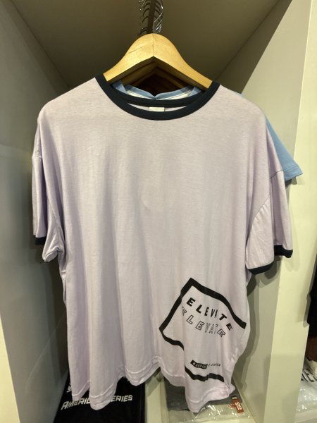 REMERA ELEVATE LILA T18
