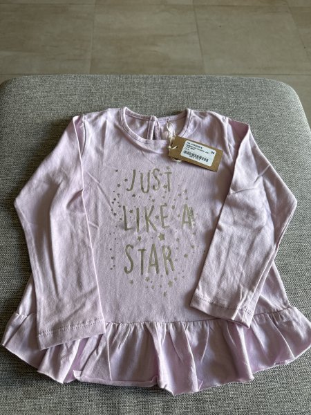 REMERA CON VOLADOS JUST LIKE BEBA T.04
