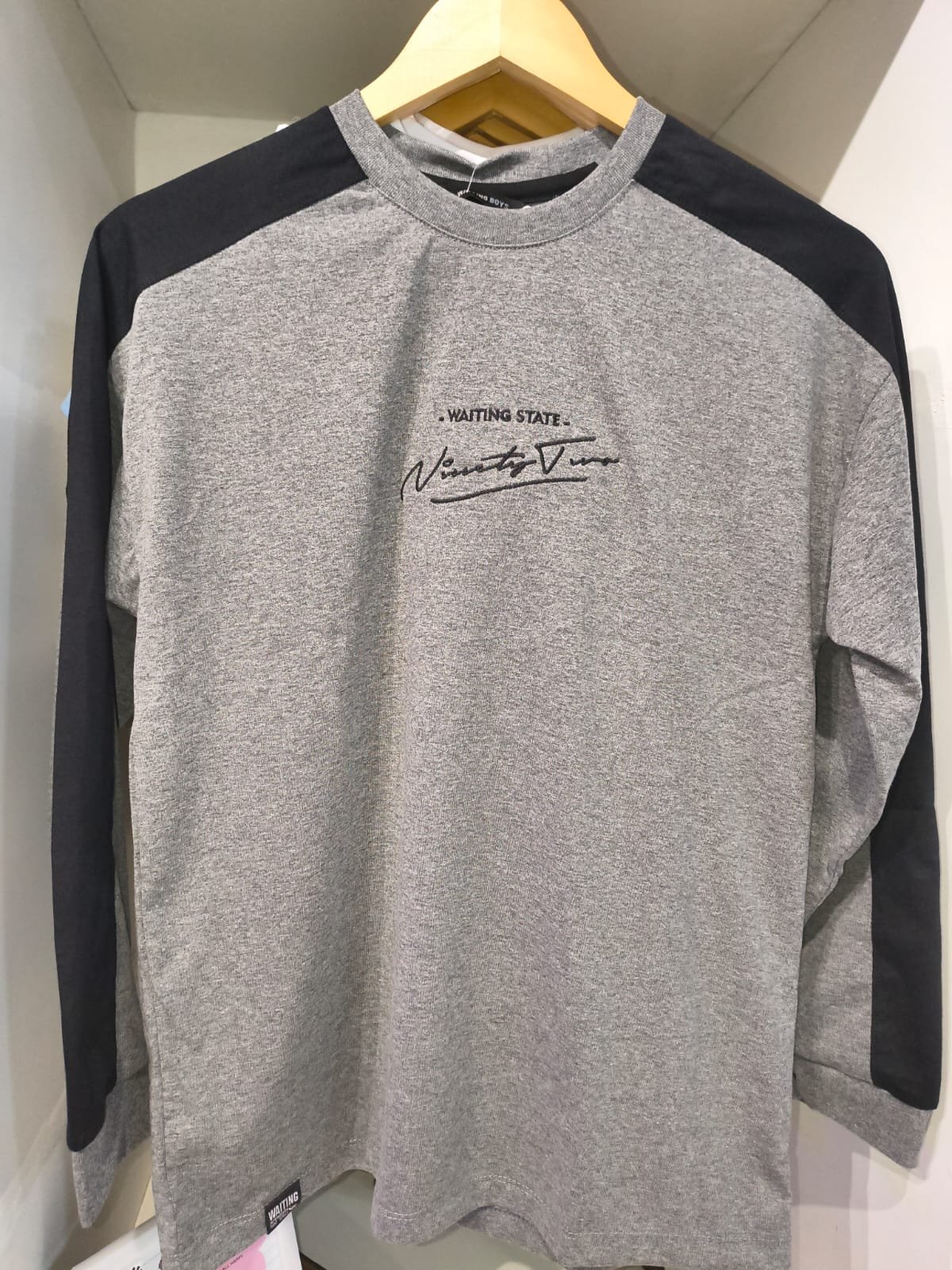 REMERA GRIS OVER M/L CON RECORTE MANGAS T:18